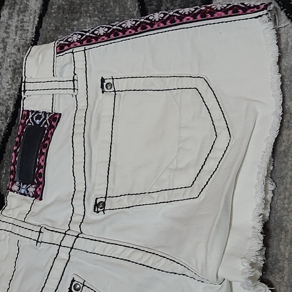 BUCKLE DAYTRIP CAPRICORN EMBROIDERED DENIM JEAN SHORTS - Picture 9 of 10